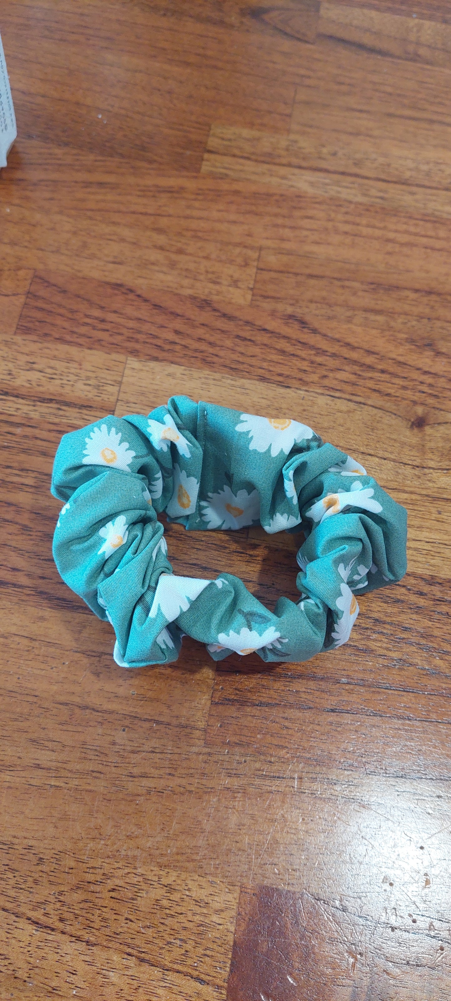 Scrunchie Green with Daisy