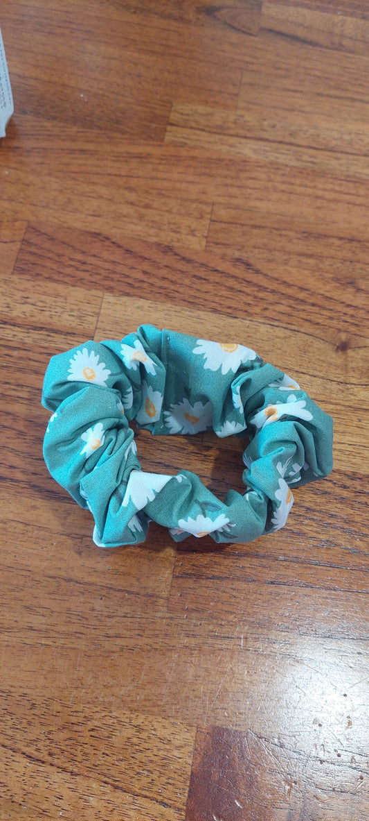 Scrunchie Green with Daisy